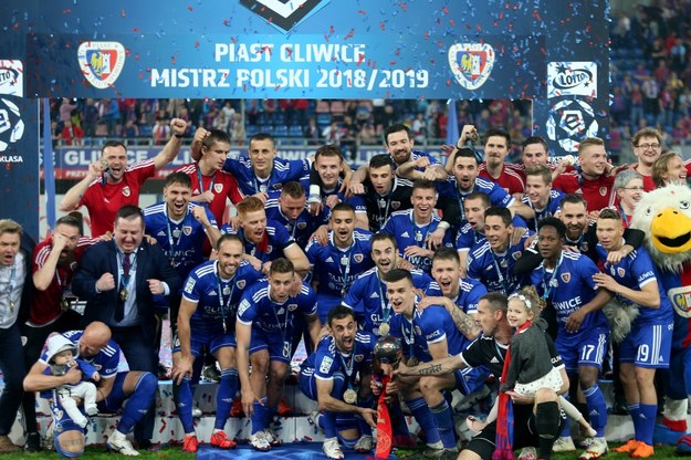 Piłkarze Piasta Gliwice cieszą się po zdobyciu mistrzostwa Polski / 	Andrzej Grygiel    /PAP