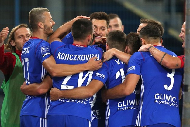 Piłkarze Piasta Gliwice cieszą się z drugiego gola podczas meczu 2. rundy eliminacyjnej Ligi Europy z austriackim TSV Hartberg / 	Andrzej Grygiel    /PAP