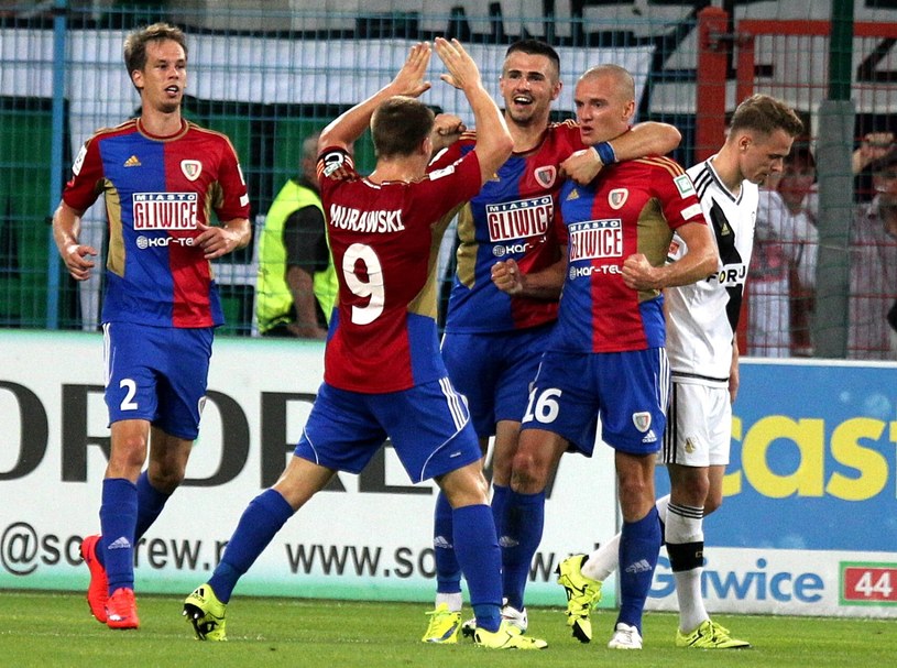 Piłkarze Piasta Gliwice cieszą się z gola w meczu z Legią /Andrzej  Grygiel /PAP