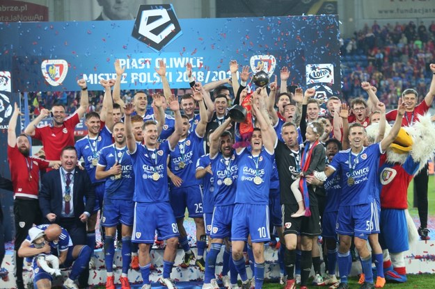 Piłkarze Piasta Gliwice cieszą się ze zwycięstwa /Andrzej  Grygiel /PAP