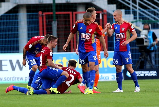 Piłkarze Piasta Gliwice po strzeleniu gola Termalice Bruk-Bet Nieciecza /PAP/Andrzej Grygiel    /PAP