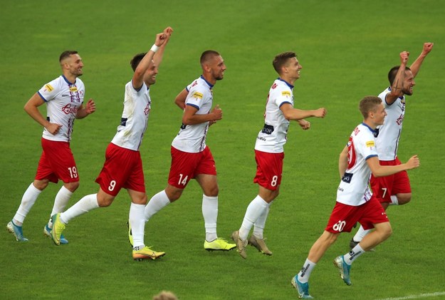 Piłkarze Podbeskidzia Bielsko-Biała cieszą się ze zwycięstwa po meczu 1. ligi z Odrą Opole / 	Andrzej Grygiel    /PAP
