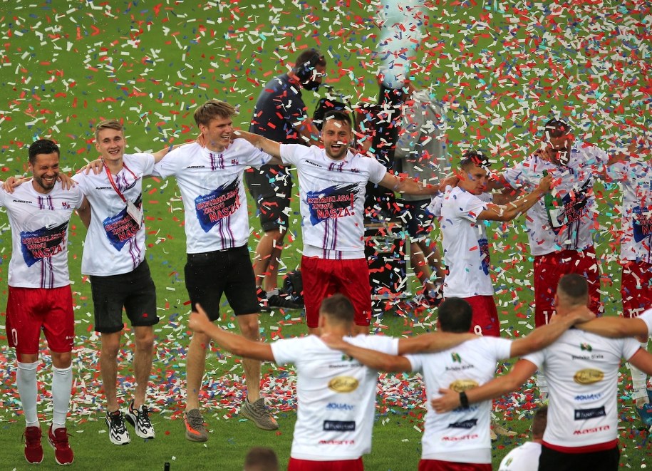 Piłkarze Podbeskidzia Bielsko-Biała fetują awans do Ekstraklasy / 	Andrzej Grygiel    /PAP