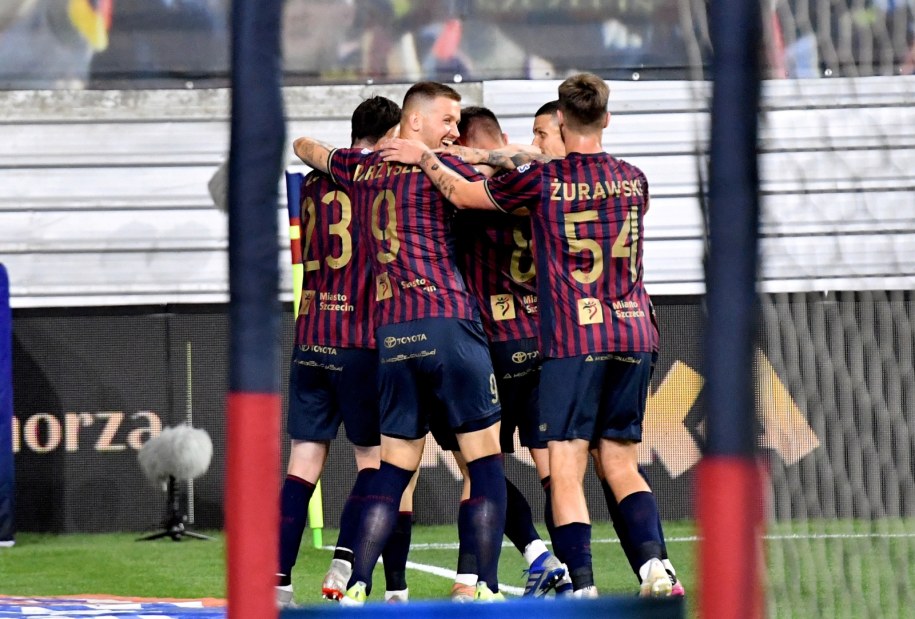 Piłkarze Pogoni Szczecin cieszą się z gola / 	Marcin Bielecki    /PAP