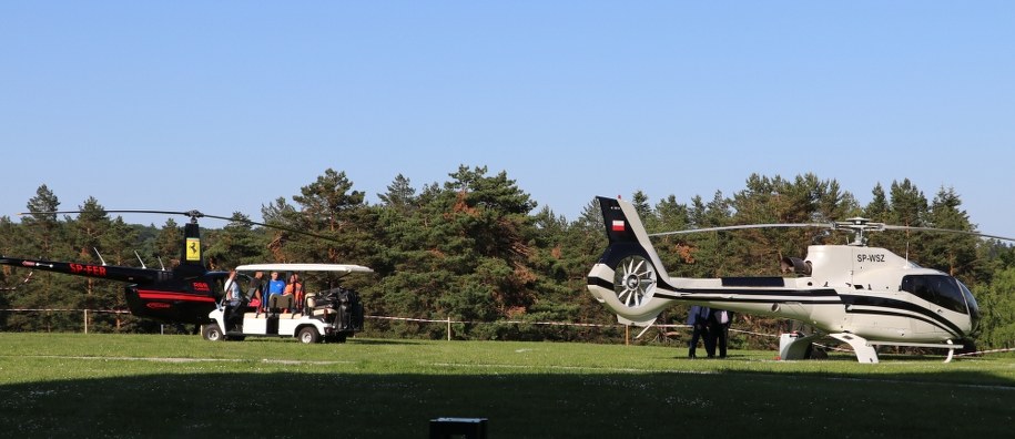 Piłkarze przylatują do Arłamowa helikopterami /Wojciech Marczyk /RMF FM