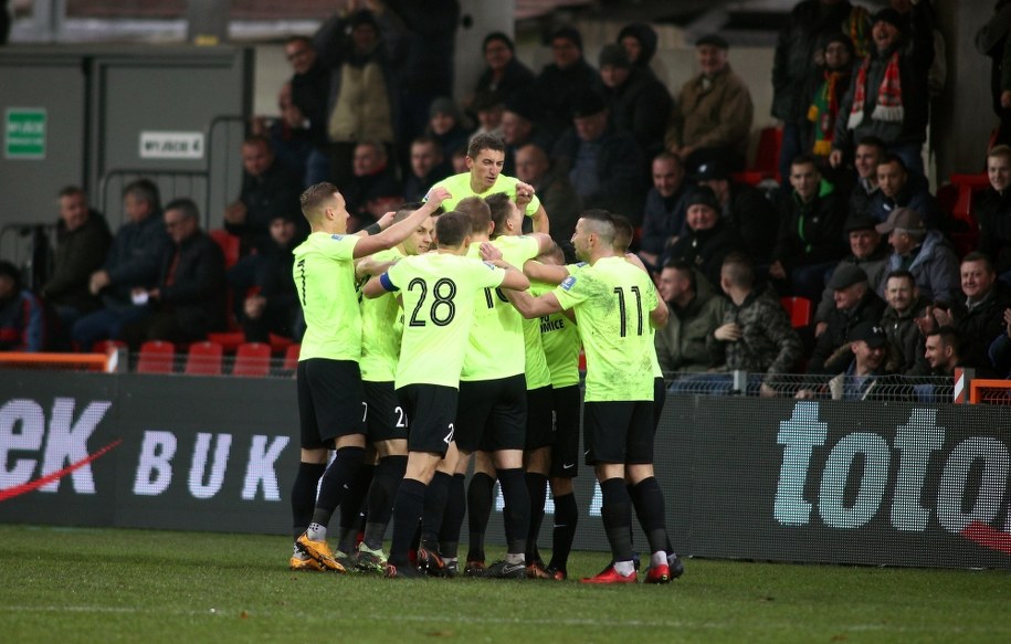 Piłkarze Puszczy Niepołomice cieszą się z gola podczas meczu 1/8 finału Pucharu Polski z Wisłą Płock /Łukasz Gagulski  /PAP