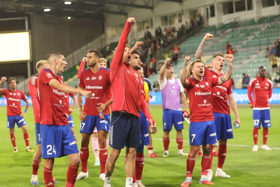 Piłkarze Rakowa Częstochowa cieszą się po wygranym 3:1 rewanżowym meczu 2. rundy eliminacyjnej piłkarskiej Ligi Konferencji z MSK Zilina /Grzegorz Momot /PAP