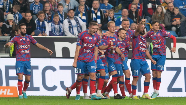 Piłkarze Rakowa Częstochowa cieszą się z gola Fabiana Piaseckiego (2L) podczas meczu Ekstraklasy z Lechem Poznań /	Jakub Kaczmarczyk   /PAP