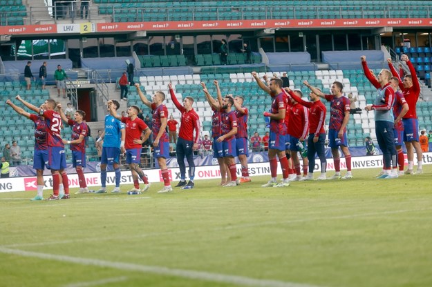 Piłkarze Rakowa Częstochowa cieszą się ze zwycięstwa w meczu z Florą Tallinn /Waldemar Deska /PAP