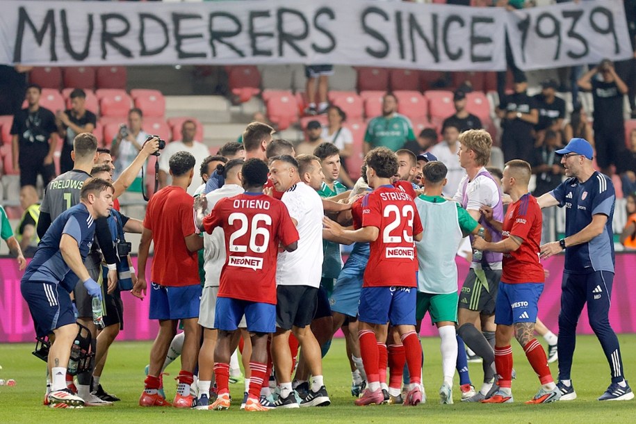 Piłkarze Rakowa Częstochowa i Maccabi Hajfa po meczu 3. rundy eliminacyjnej Ligi Konferencji. Na trybunach skandaliczny transparent. /Waldemar Deska /PAP