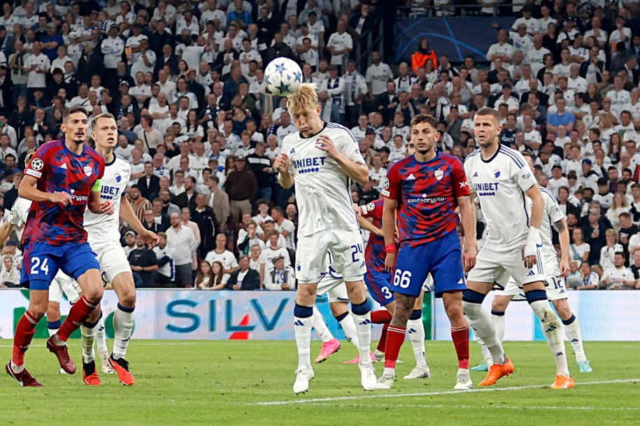 Piłkarze Rakowa Częstochowa Zoran Arsenić (L) i Janis Papanikolau (2P) oraz Birger Meling (C) z FC Kopenhaga podczas meczu rewanżowego IV rundy eliminacji Ligi Mistrzów w Kopenhadze /Waldemar Deska /PAP