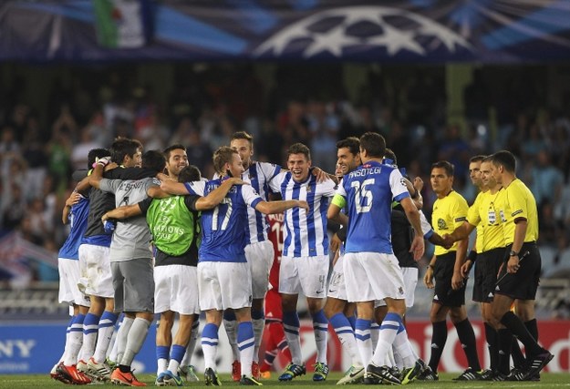 Piłkarze Real Sociedad świętujący zwycięstwo. /JUAN HERRERO /PAP/EPA