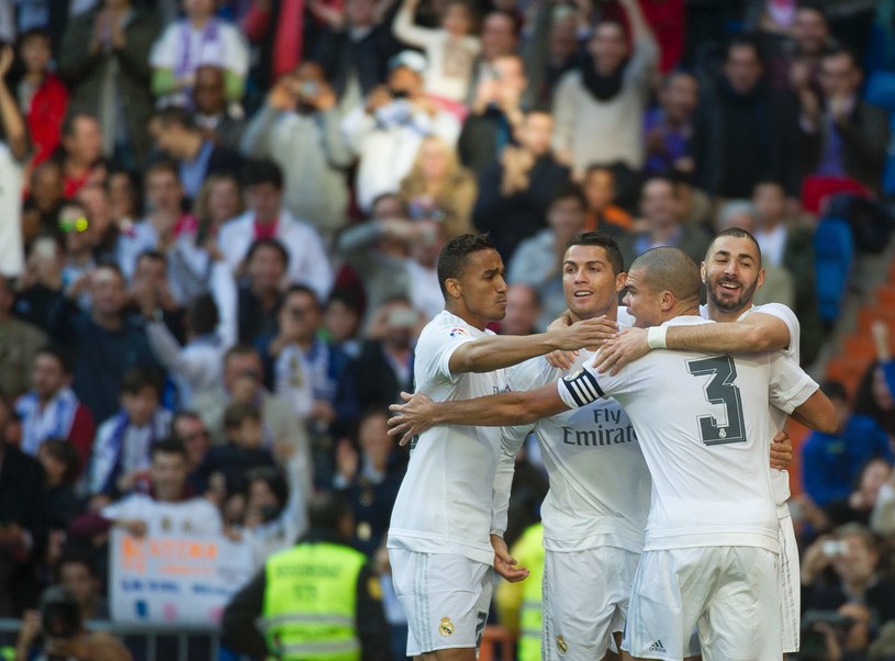 Piłkarze Realu cieszący się po zdobyciu gola /AFP