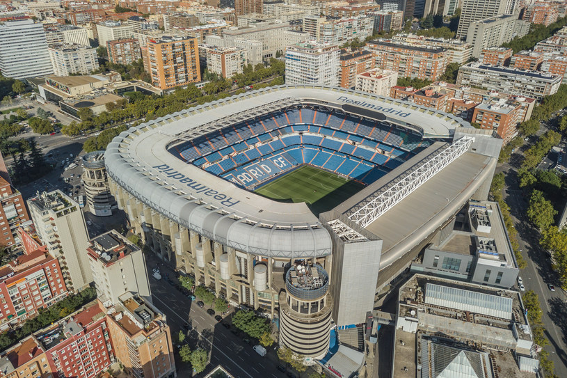 Piłkarze Realu Madryt do pracy na stadionie Santiago Bernabeu dojeżdżać będą elektrycznymi samochodami Audi /123RF/PICSEL