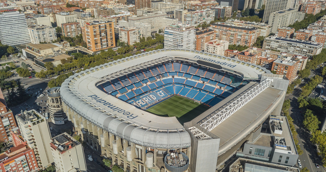 Piłkarze Realu Madryt do pracy na stadionie Santiago Bernabeu dojeżdżać będą elektrycznymi samochodami Audi /123RF/PICSEL
