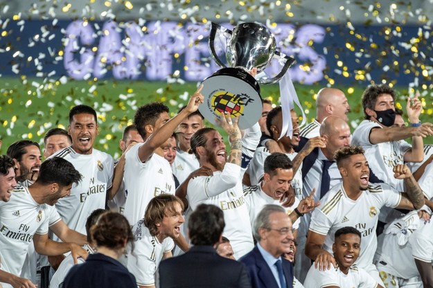 Piłkarze Realu Madryt fetują zdobycie tytułu mistrzów Hiszpanii /Rodrigo Jimenez /PAP/EPA