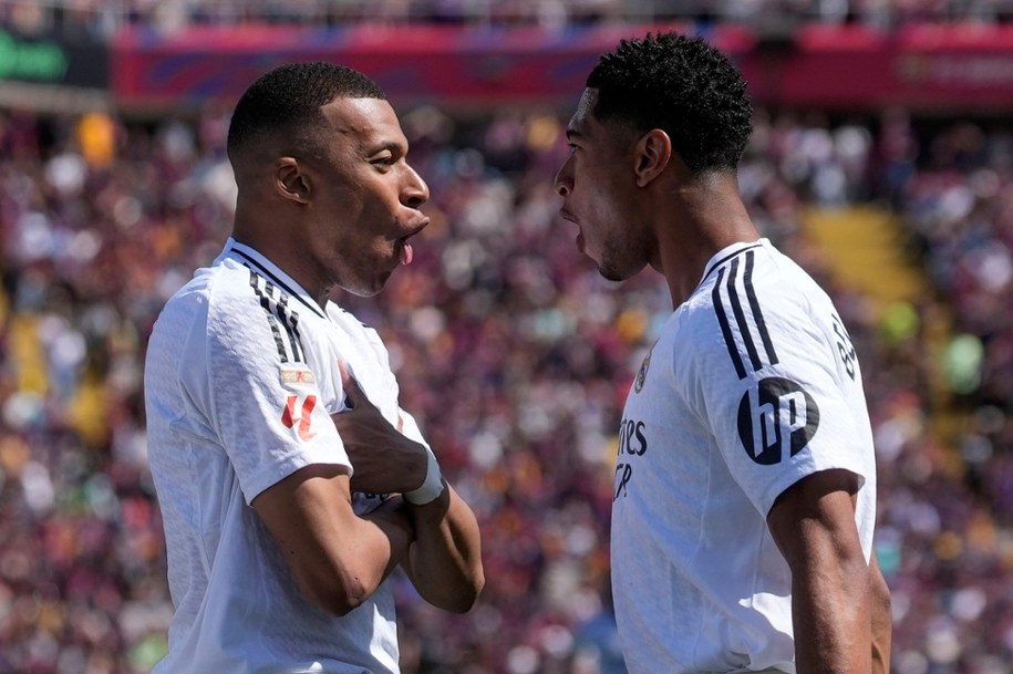 Piłkarze Realu Madryt Kylian Mbappe i Jude Bellingham podczas meczu z Barceloną /ENRIC FONTCUBERTA /PAP/EPA