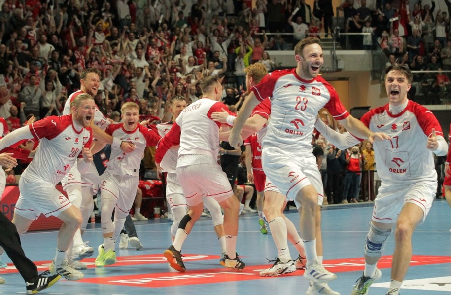 Piłkarze ręczni reprezentacji Polski cieszą się z awansu po rewanżowym meczu eliminacyjnym mistrzostw świata z Austrią. / 	Tomasz Waszczuk    /PAP