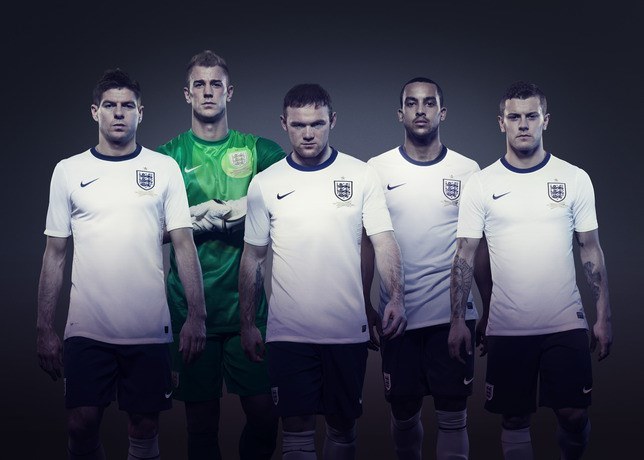 Piłkarze reprezentacji Anglii dumnie prezentują nowe trykoty /materiały prasowe