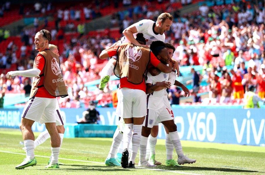 Piłkarze reprezentacji Anglii po strzeleniu gola przez Raheema Sterlinga /Carl Recine - Pool /PAP/EPA