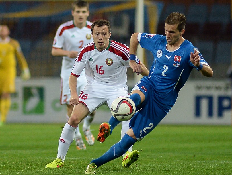 Piłkarze reprezentacji Białorusi (w białych strojach) /AFP