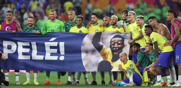 Piłkarze reprezentacji Brazylii z transparentem wspierającym Pelé po meczu mistrzostw świata w Katarze przeciwko Korei Południowej /TOLGA BOZOGLU /PAP/EPA