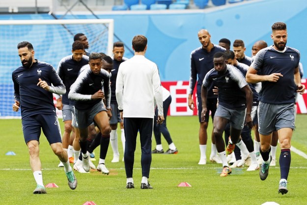 Piłkarze reprezentacji Francji podczas treningu /ETIENNE LAURENT /PAP/EPA