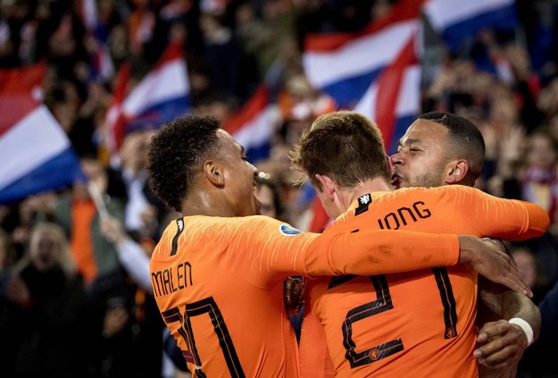 Piłkarze reprezentacji Holandii (od lewej): Donyell Malen, Frenkie de Jong i Memphis Depay /KOEN VAN WEEL /PAP/EPA