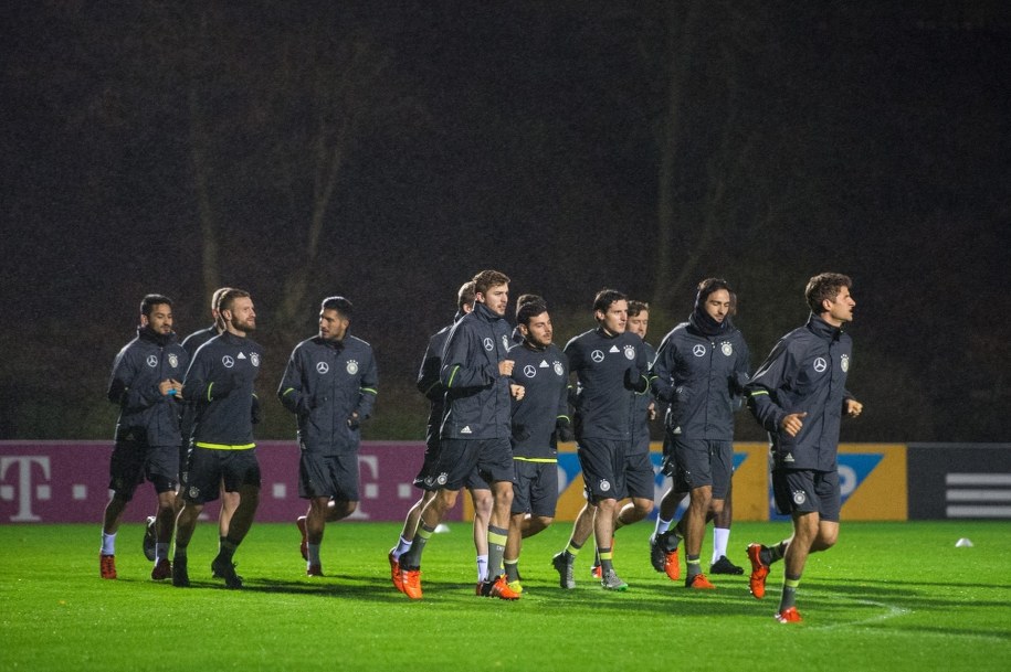 Piłkarze reprezentacji Niemiec w czasie treningu przed odwołanym meczem z Holandią /Nigel Treblin /PAP/EPA