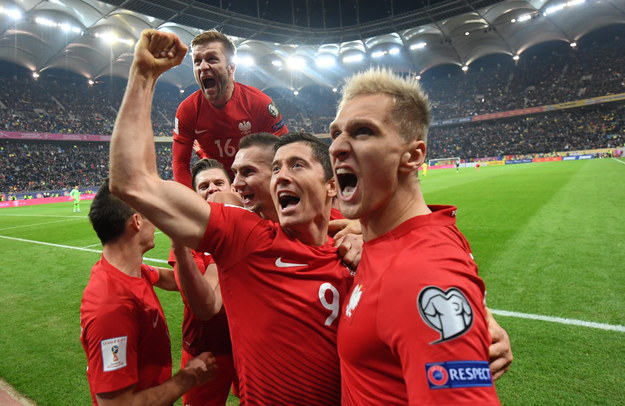 Piłkarze reprezentacji Polski cieszą się z gola Roberta Lewandowskiego podczas meczu eliminacyjnego mistrzostw świata z Rumunią /Barłomiej Zborowski /PAP