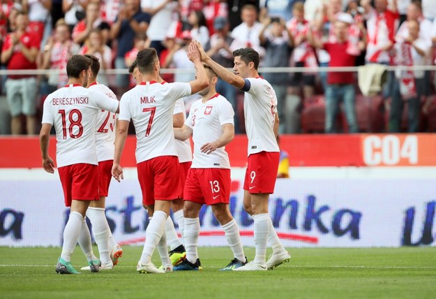 Piłkarze reprezentacji Polski cieszą się z gola Roberta Lewandowskiego podczas meczu towarzyskiego z Litwą / 	Leszek Szymański    /PAP