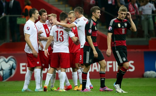 Piłkarze reprezentacji Polski cieszą się ze zwycięstwa nad Niemcami w meczu eliminacji Euro 2016 /Bartłomiej Zborowski /PAP