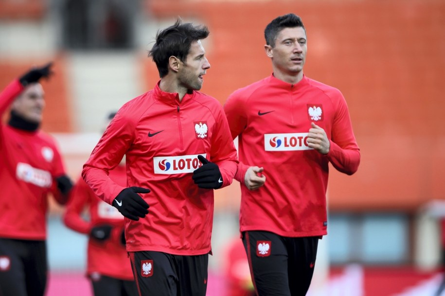 Piłkarze reprezentacji Polski Grzegorz Krychowiak i Robert Lewandowski podczas treningu przed inauguracyjnym meczem eliminacji mistrzostw Europy 2020 z Austrią /Leszek Szymański /PAP