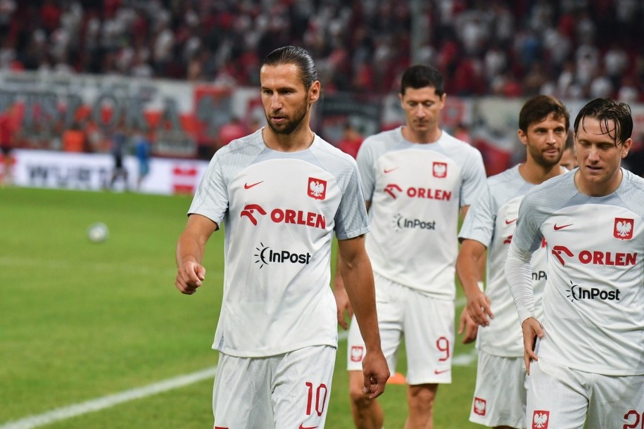 Piłkarze reprezentacji Polski Grzegorz Krychowiak (L) i Piotr Zieliński (P) przed meczem eliminacyjnym piłkarskich mistrzostw Europy z Albanią /Andrzej Lange /PAP