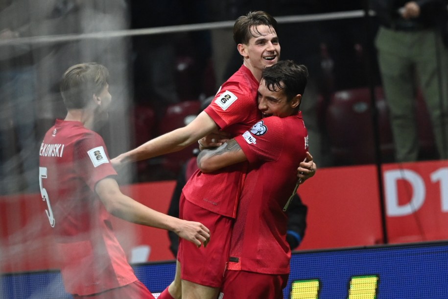 Piłkarze reprezentacji Polski Jakub Kamiński (C) i Jakub Kiwior (P) cieszą się z gola /Piotr Nowak /PAP