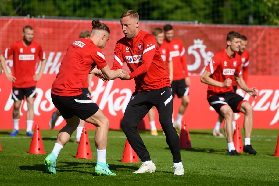 Piłkarze reprezentacji Polski Kamil Glik (P) i Przemysław Płacheta (L) podczas treningu kadry w Opalenicy /Jakub Kaczmarczyk /PAP