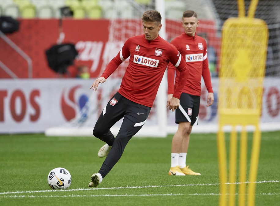 Piłkarze reprezentacji Polski Krzysztof Piątek i - w tle - Sebastian Szymański podczas treningu w Gdańsku / 	Adam Warżawa    /PAP