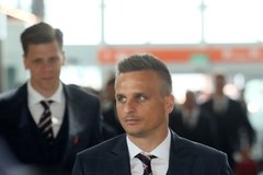 Piłkarze reprezentacji Polski na lotnisku Chopina w Warszawie