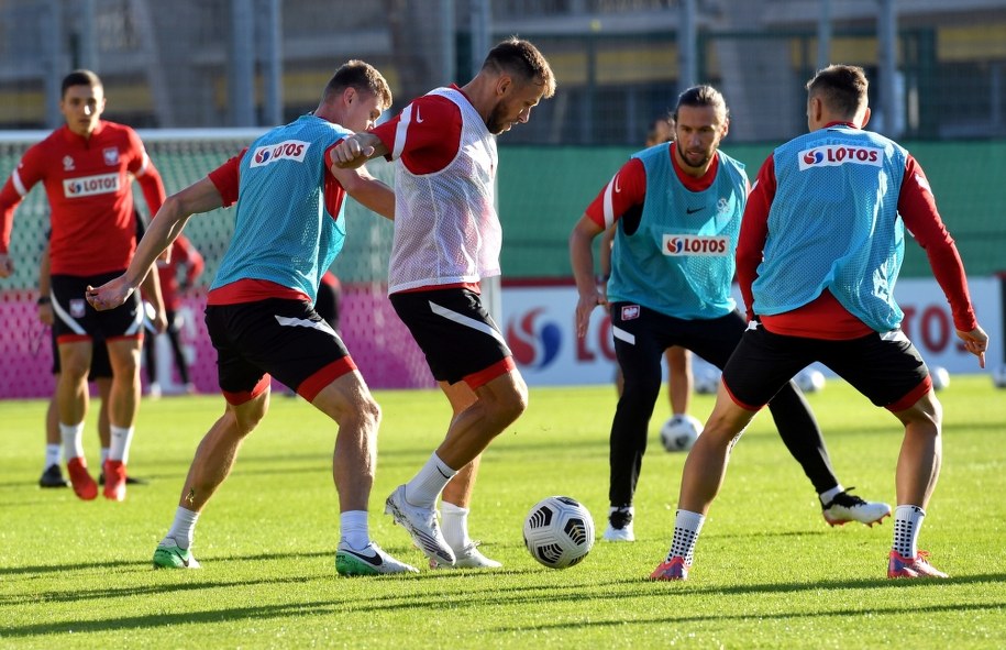 Piłkarze reprezentacji Polski - od lewej: Bartosz Slisz, Paweł Dawidowicz, Maciej Rybus, Grzegorz Krychowiak i Tomasz Kędziora na treningu podczas zgrupowania kadry, na Stadionie Miejskim Legii Warszawa im. Marszałka Józefa Piłsudskiego przed meczem z Anglikami