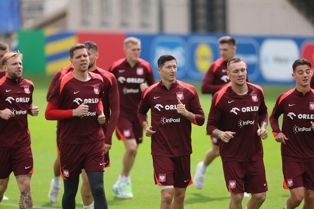 Piłkarze reprezentacji Polski, (od lewej): Tymoteusz Puchacz, Wojciech Szczęsny, Robert Lewandowski, Łukasz Skorupski i Kacper Urbański podczas treningu kadry w Hanowerze /Leszek Szymański