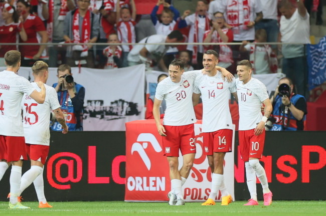 Piłkarze reprezentacji Polski: Piotr Zieliński (L), Jakub Kiwior (C) i Sebastian Szymański (P) cieszą się z gola podczas towarzyskiego meczu z Niemcami, 16 bm. w Warszawie / 	Leszek Szymański    /PAP