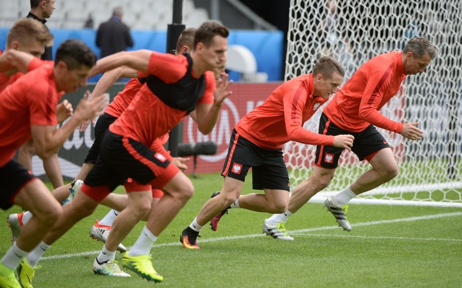 Piłkarze reprezentacji Polski podczas treningu w podparyskim Saint-Denis /Bartłomiej Zborowski /PAP