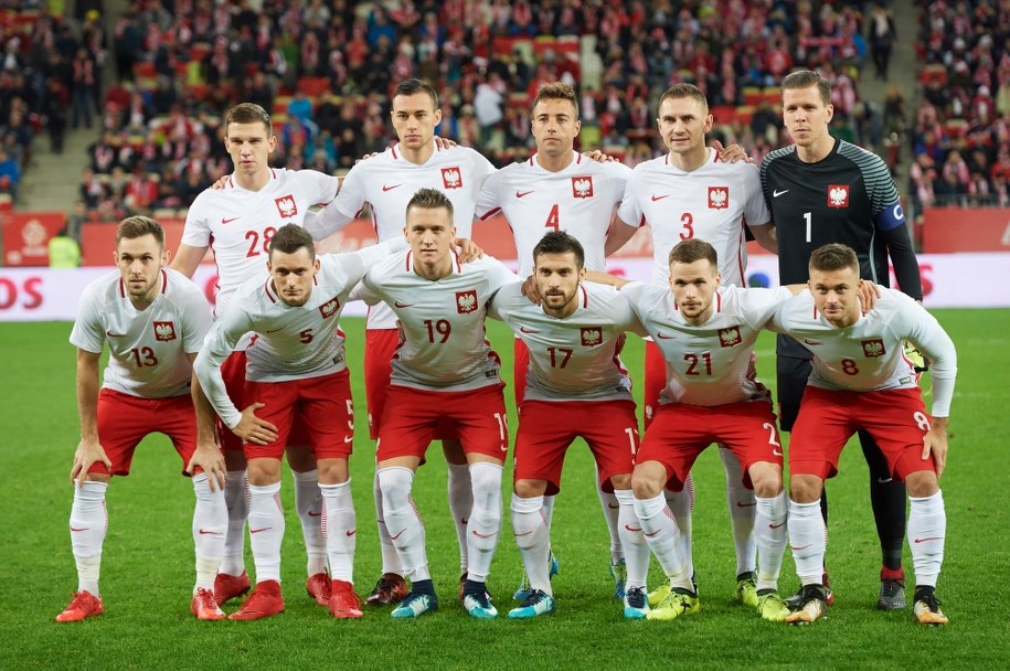 Piłkarze reprezentacji Polski pozują do zdjęcia przed meczem towarzyskim z Meksykiem w listopadzie 2017 roku /Adam Warżawa /PAP