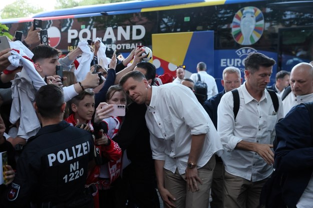 Piłkarze reprezentacji Polski przyjeżdżają do hotelu Sheraton w Hanowerze /Leszek Szymański /PAP