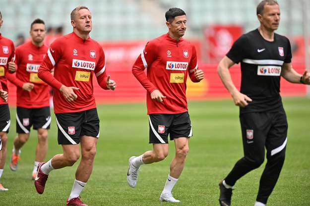 Piłkarze reprezentacji Polski Robert Lewandowski i Kamil Glik podczas treningu kadry we Wrocławiu / 	Maciej Kulczyński    /PAP