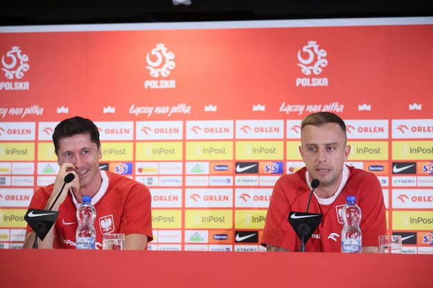 Piłkarze reprezentacji Polski Robert Lewandowski  i Kamil Grosicki  podczas konferencji prasowej w Warszawie /Leszek Szymański /PAP