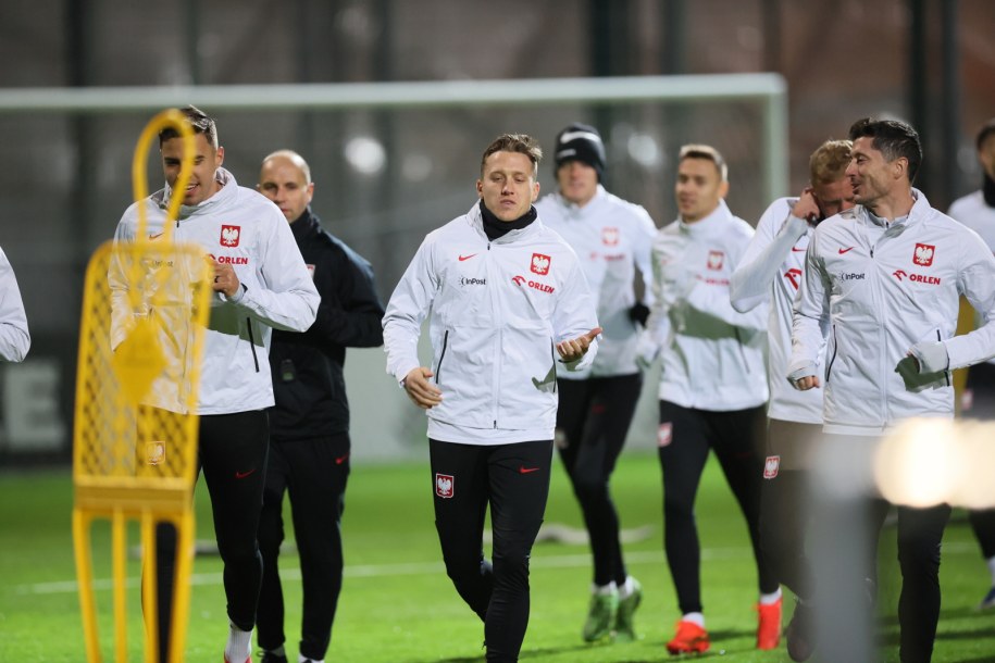 Piłkarze reprezentacji Polski: Robert Lewandowski (P), Piotr Zieliński (C) i Jan Bednarek (L) podczas treningu kadry w Warszawie / 	Leszek Szymański    /PAP