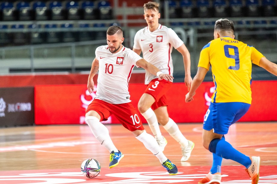 Piłkarze reprezentacji Polski Sebastian Leszczak i Mateusz Madziąg oraz Vinicius Nunes Rocha z Brazylii. /Tytus Żmijewski /PAP