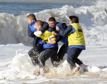Piłkarze reprezentacji Polski skąpali się w oceanie. Świetnie się przy tym bawili /ASInfo