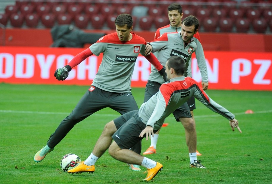 Piłkarze reprezentacji Polski - Wojciech Szczęsny, Robert Lewandowski, Michał Kucharczyk i Filip Starzyński - podczas treningu w Warszawie /Bartłomiej Zborowski /PAP